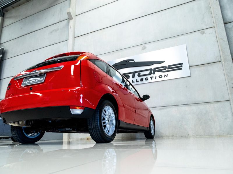 FORD FOCUS 2.0 GHIA 16V 2001/2001 PASTORE CAR COLLECTION BENTO GONÇALVES / Carros no Vale