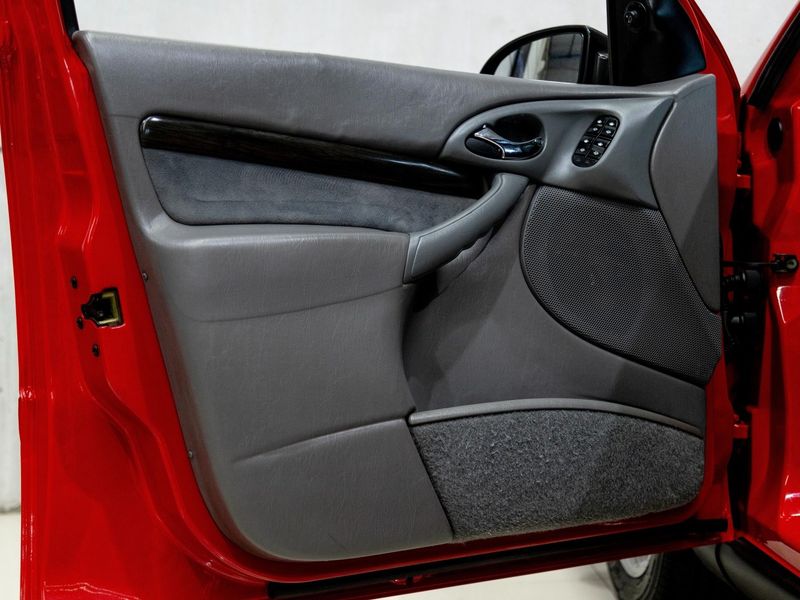 FORD FOCUS 2.0 GHIA 16V 2001/2001 PASTORE CAR COLLECTION BENTO GONÇALVES / Carros no Vale