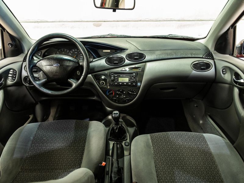 FORD FOCUS 2.0 GHIA 16V 2001/2001 PASTORE CAR COLLECTION BENTO GONÇALVES / Carros no Vale