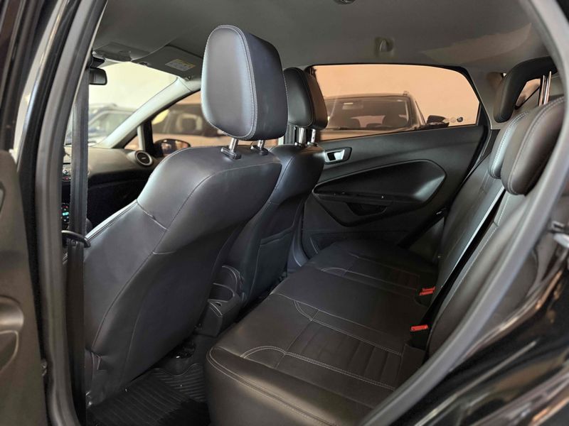 FORD FIESTA 1.6 TIVCT TITANIUM POWERSHIFT 2017/2018 LEHMEN VEÍCULOS VENÂNCIO AIRES / Carros no Vale