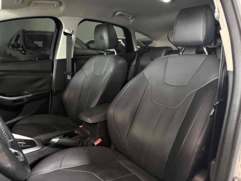 FORD FOCUS 1.6 SE 16V POWERSHIFT 2015/2016 LEHMEN VEÍCULOS VENÂNCIO AIRES / Carros no Vale FORD FOCUS 1.6 SE 16V POWERSHIFT 2015/2016 LEHMEN VEÍCULOS VENÂNCIO AIRES / Carros no Vale
