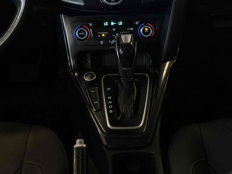 FORD FOCUS 2.0 TITANIUM 16V POWERSHIFT 2016/2016 LEHMEN VEÍCULOS VENÂNCIO AIRES / Carros no Vale