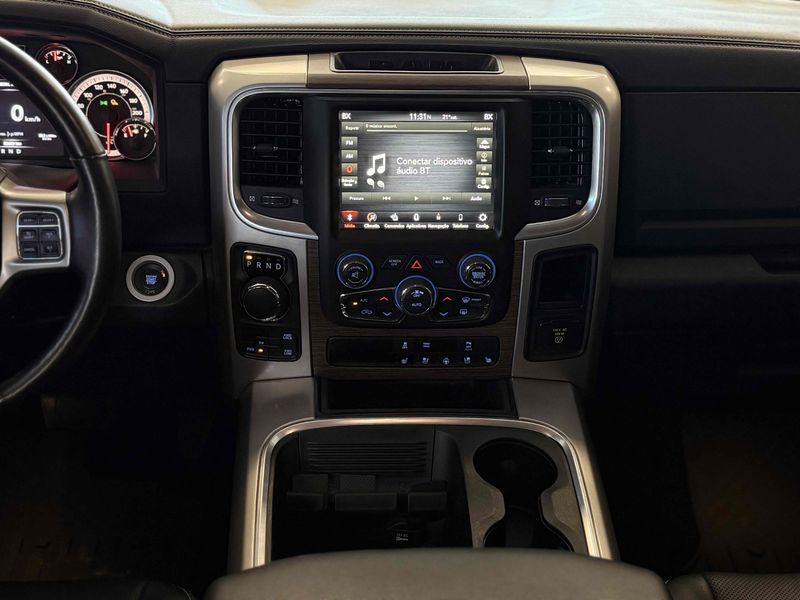 RAM CLASSIC 5.7 V8 LARAMIE CD 4X4 2023/2023 LEHMEN VEÍCULOS VENÂNCIO AIRES / Carros no Vale