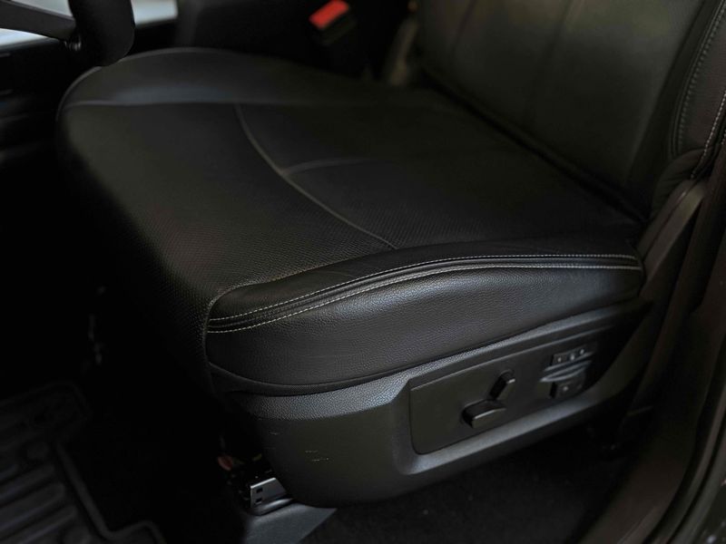 RAM CLASSIC 5.7 V8 LARAMIE CD 4X4 2023/2023 LEHMEN VEÍCULOS VENÂNCIO AIRES / Carros no Vale