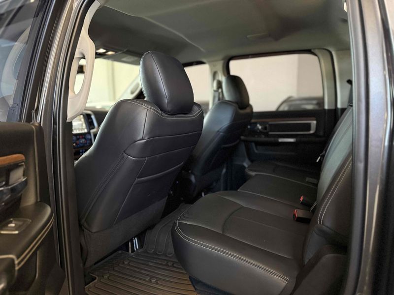 RAM CLASSIC 5.7 V8 LARAMIE CD 4X4 2023/2023 LEHMEN VEÍCULOS VENÂNCIO AIRES / Carros no Vale