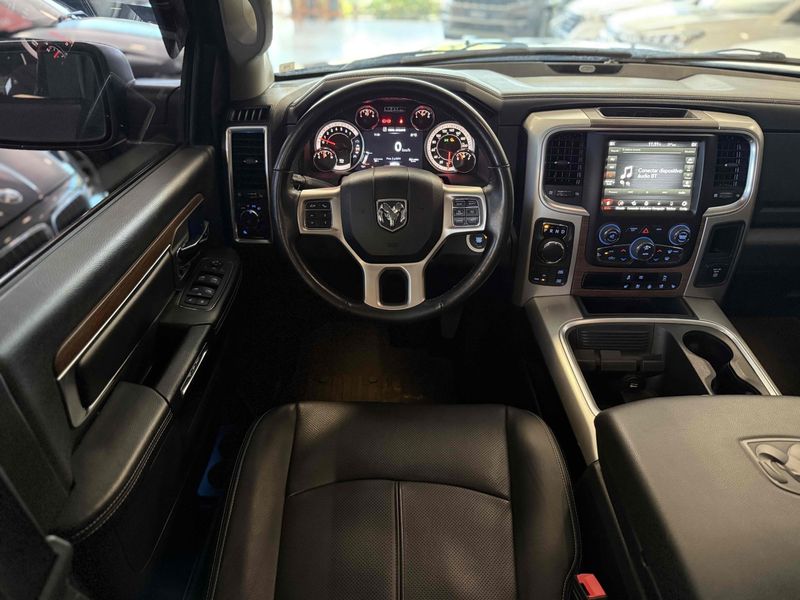 RAM CLASSIC 5.7 V8 LARAMIE CD 4X4 2023/2023 LEHMEN VEÍCULOS VENÂNCIO AIRES / Carros no Vale