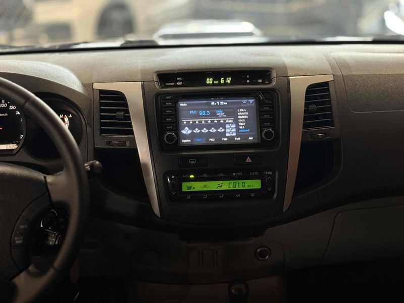 TOYOTA HILUX 3.0 SRV 4X4 CD 16V TURBO INTERCOOLER 2011/2011 LEHMEN VEÍCULOS VENÂNCIO AIRES / Carros no Vale