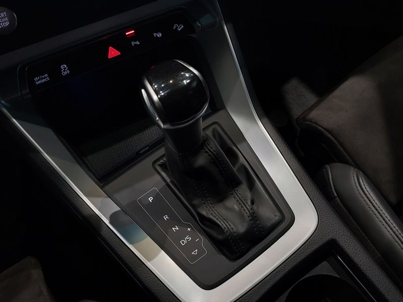 Audi Q3 1.4 35 TFSI GASOLINA BLACK S TRONIC 2019/2020 BETIOLO NOVOS E SEMINOVOS LAJEADO / Carros no Vale Audi Q3 1.4 35 TFSI GASOLINA BLACK S TRONIC 2019/2020 BETIOLO NOVOS E SEMINOVOS LAJEADO / Carros no Vale