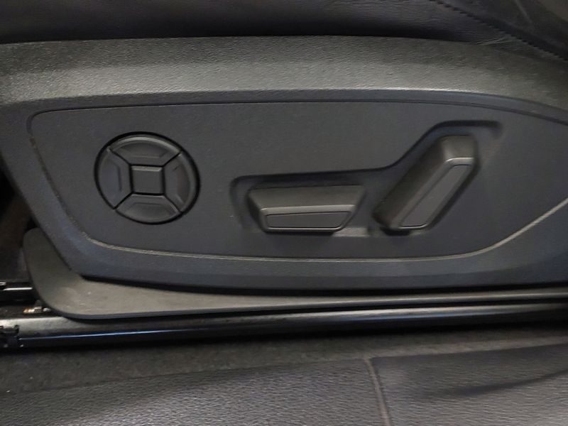 Audi Q3 1.4 35 TFSI GASOLINA BLACK S TRONIC 2019/2020 BETIOLO NOVOS E SEMINOVOS LAJEADO / Carros no Vale Audi Q3 1.4 35 TFSI GASOLINA BLACK S TRONIC 2019/2020 BETIOLO NOVOS E SEMINOVOS LAJEADO / Carros no Vale