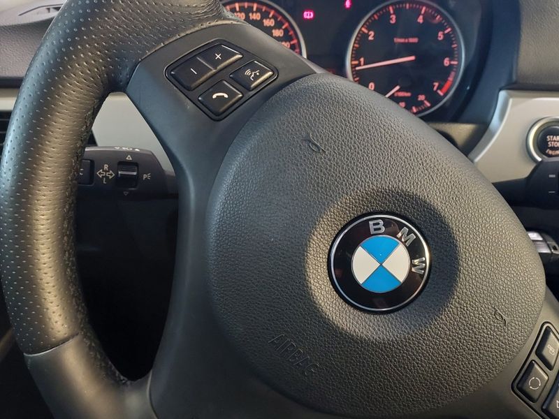 BMW 318i 2.0 SEDAN 16V GASOLINA 4P AUTOMÁTICO 2011/2012 BETIOLO NOVOS E SEMINOVOS LAJEADO / Carros no Vale BMW 318i 2.0 SEDAN 16V GASOLINA 4P AUTOMÁTICO 2011/2012 BETIOLO NOVOS E SEMINOVOS LAJEADO / Carros no Vale