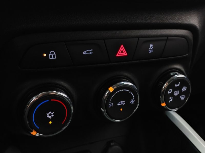 Chevrolet ONIX 1.0 FLEX PLUS LT MANUAL 2023/2024 BETIOLO NOVOS E SEMINOVOS LAJEADO / Carros no Vale