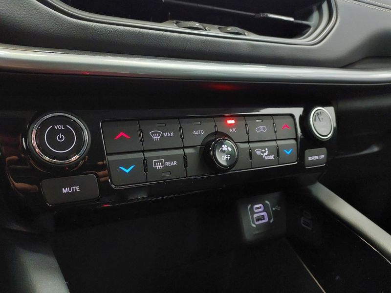 JEEP COMMANDER 1.3 T270 TURBO FLEX LONGITUDE AT6 2025/2025 BETIOLO NOVOS E SEMINOVOS LAJEADO / Carros no Vale