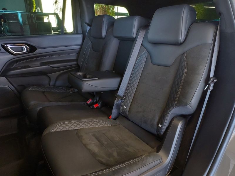 JEEP COMMANDER 2.0 HURRICANE 4 TURBO GASOLINA BLACKHAWK AT9 2024/2025 BETIOLO NOVOS E SEMINOVOS LAJEADO / Carros no Vale