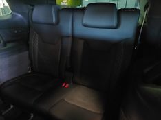 JEEP COMMANDER 2.0 HURRICANE 4 TURBO GASOLINA BLACKHAWK AT9 2024/2025 BETIOLO NOVOS E SEMINOVOS LAJEADO / Carros no Vale