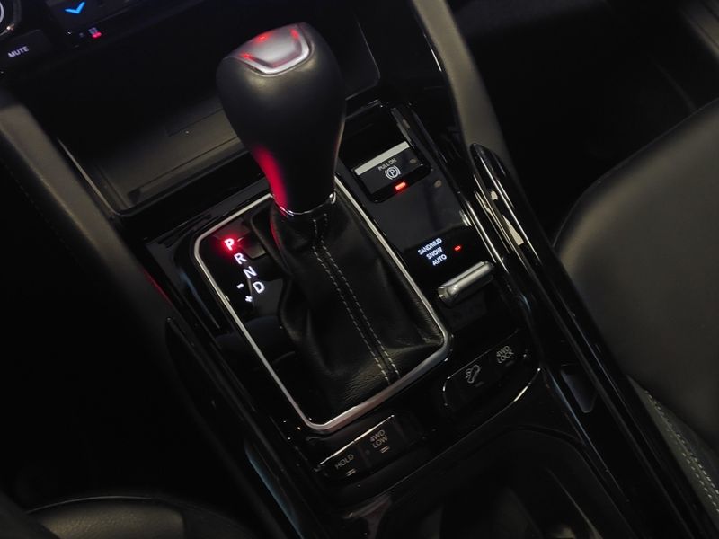 JEEP COMMANDER 2.0 HURRICANE 4 TURBO GASOLINA BLACKHAWK AT9 2024/2025 BETIOLO NOVOS E SEMINOVOS LAJEADO / Carros no Vale