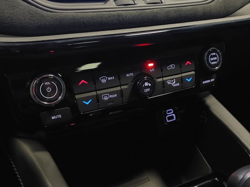 JEEP COMMANDER 2.0 HURRICANE 4 TURBO GASOLINA BLACKHAWK AT9 2024/2025 BETIOLO NOVOS E SEMINOVOS LAJEADO / Carros no Vale