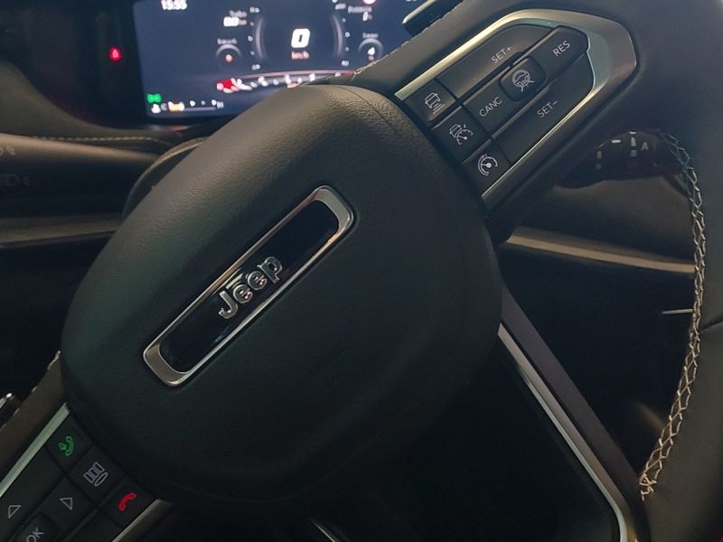 JEEP COMMANDER 2.0 HURRICANE 4 TURBO GASOLINA BLACKHAWK AT9 2024/2025 BETIOLO NOVOS E SEMINOVOS LAJEADO / Carros no Vale