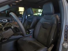 JEEP COMMANDER 2.0 HURRICANE 4 TURBO GASOLINA BLACKHAWK AT9 2024/2025 BETIOLO NOVOS E SEMINOVOS LAJEADO / Carros no Vale