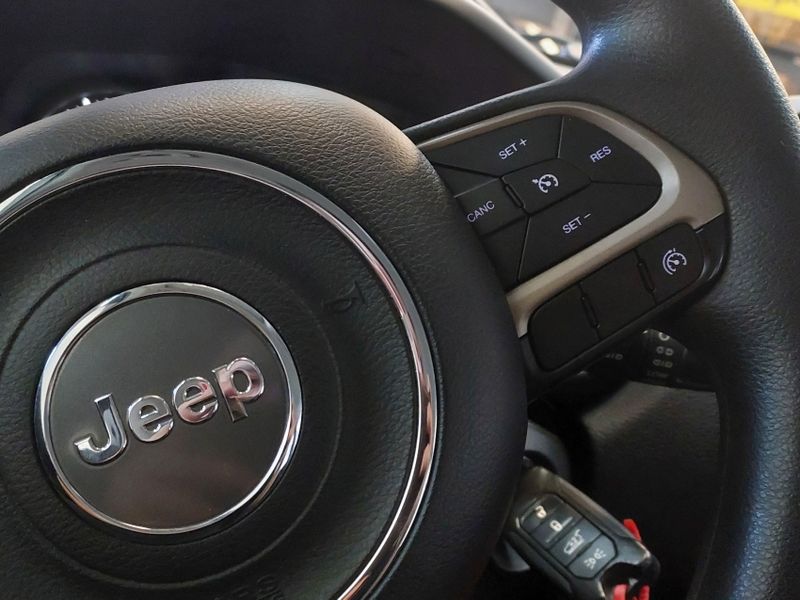 JEEP RENEGADE 1.8 16V FLEX SPORT 4P MANUAL 2016/2016 BETIOLO NOVOS E SEMINOVOS LAJEADO / Carros no Vale