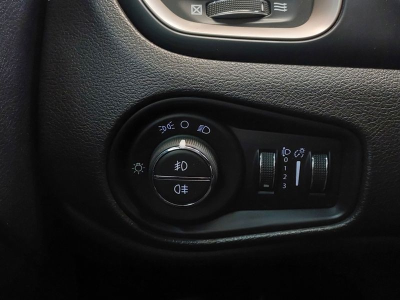 JEEP RENEGADE 1.8 16V FLEX SPORT 4P MANUAL 2016/2016 BETIOLO NOVOS E SEMINOVOS LAJEADO / Carros no Vale