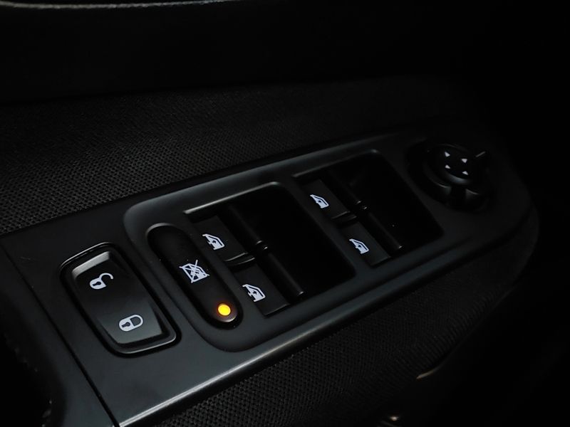 JEEP RENEGADE 1.8 16V FLEX SPORT 4P MANUAL 2016/2016 BETIOLO NOVOS E SEMINOVOS LAJEADO / Carros no Vale