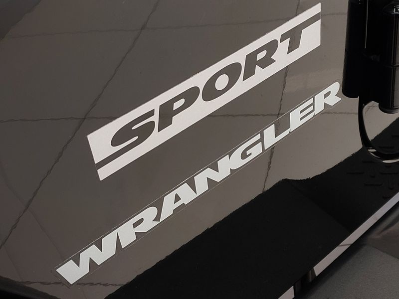 JEEP WRANGLER 3.6 SPORT 4X4 V6 12V GASOLINA 2P AUTOMÁTICO 2015/2015 BETIOLO NOVOS E SEMINOVOS LAJEADO / Carros no Vale JEEP WRANGLER 3.6 SPORT 4X4 V6 12V GASOLINA 2P AUTOMÁTICO 2015/2015 BETIOLO NOVOS E SEMINOVOS LAJEADO / Carros no Vale