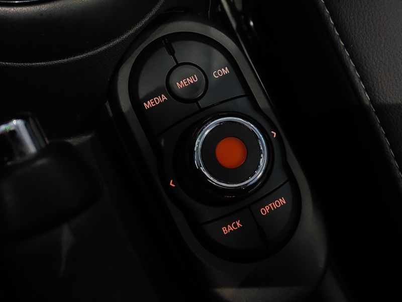 Mini COOPER 1.5 12V TWINPOWER GASOLINA 4P STEPTRONIC 2018/2019 BETIOLO NOVOS E SEMINOVOS LAJEADO / Carros no Vale