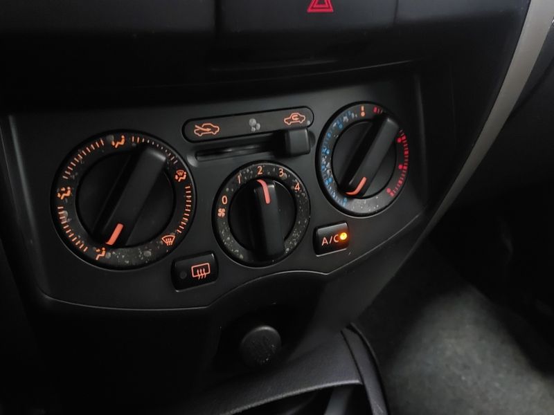 Nissan LIVINA 1.6 16V FLEX 4P MANUAL 2012/2012 BETIOLO NOVOS E SEMINOVOS LAJEADO / Carros no Vale