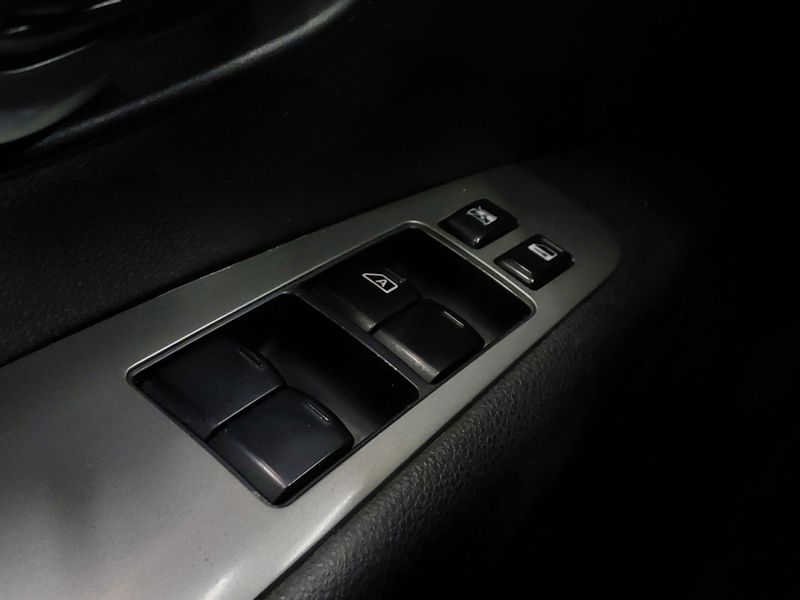 Nissan LIVINA 1.6 16V FLEX 4P MANUAL 2012/2012 BETIOLO NOVOS E SEMINOVOS LAJEADO / Carros no Vale