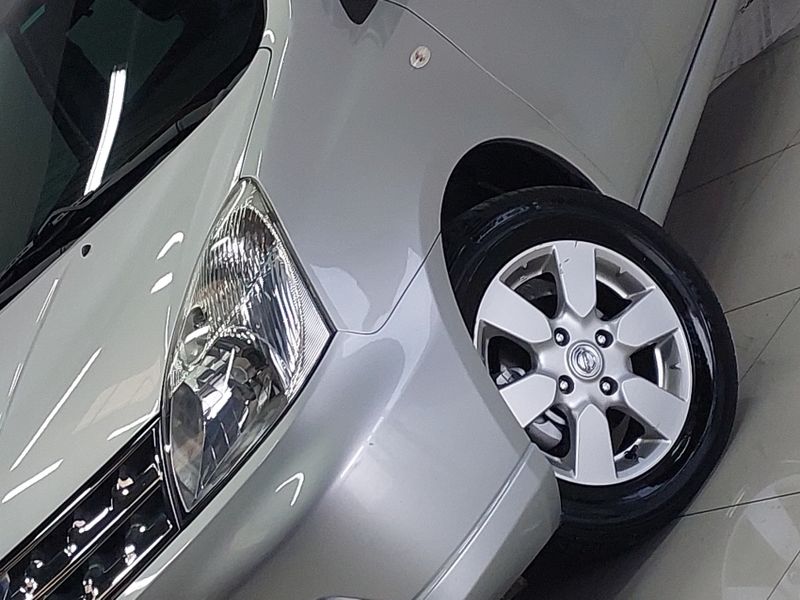 Nissan LIVINA 1.6 16V FLEX 4P MANUAL 2012/2012 BETIOLO NOVOS E SEMINOVOS LAJEADO / Carros no Vale