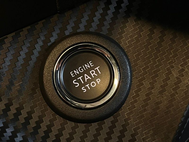 Peugeot 2008 1.0 TURBO 200 FLEX ALLURE CVT 2024/2025 BETIOLO NOVOS E SEMINOVOS LAJEADO / Carros no Vale