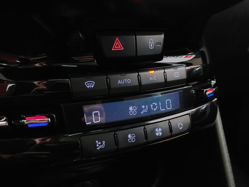 Peugeot 2008 1.6 16V FLEX GRIFFE 4P AUTOMÁTICO 2015/2016 BETIOLO NOVOS E SEMINOVOS LAJEADO / Carros no Vale