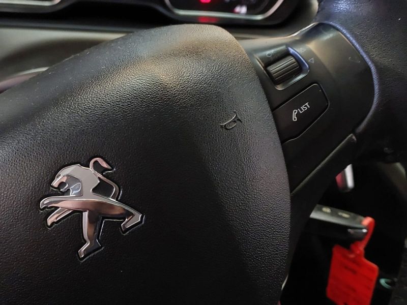 Peugeot 2008 1.6 16V FLEX GRIFFE 4P AUTOMÁTICO 2015/2016 BETIOLO NOVOS E SEMINOVOS LAJEADO / Carros no Vale