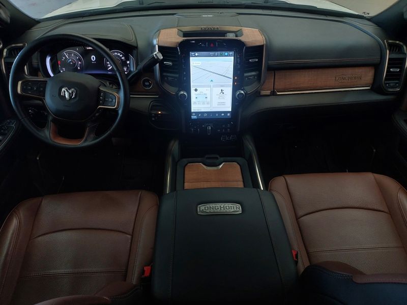 Ram 3500 6.7 I6 TURBO DIESEL LIMITED LONGHORN CD 4X4 AUTOMÁTICO 2024/2024 BETIOLO NOVOS E SEMINOVOS LAJEADO / Carros no Vale Ram 3500 6.7 I6 TURBO DIESEL LIMITED LONGHORN CD 4X4 AUTOMÁTICO 2024/2024 BETIOLO NOVOS E SEMINOVOS LAJEADO / Carros no Vale