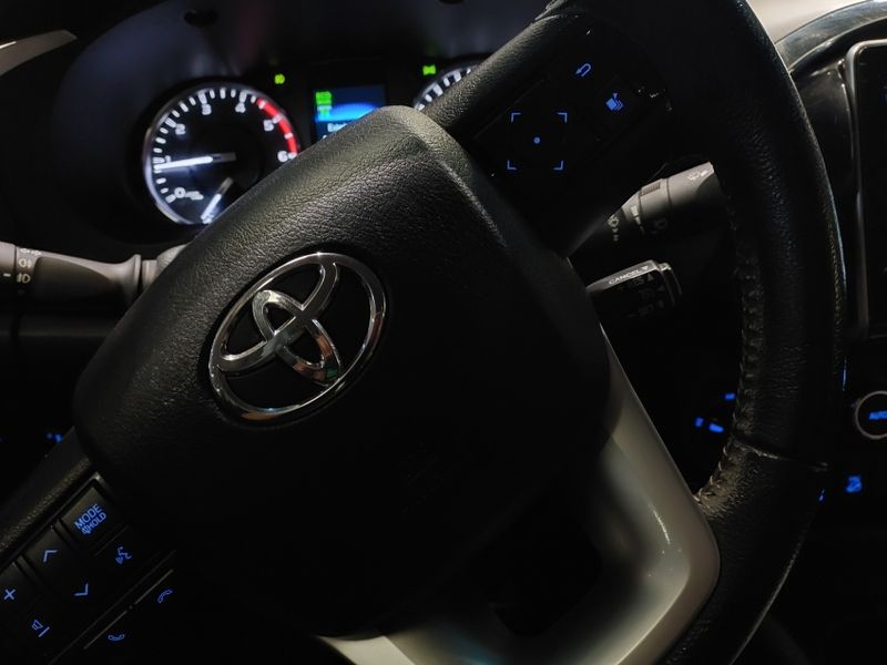 Toyota HILUX 2.8 D-4D TURBO DIESEL CD SRV 4X4 AUTOMÁTICO 2021/2021 BETIOLO NOVOS E SEMINOVOS LAJEADO / Carros no Vale