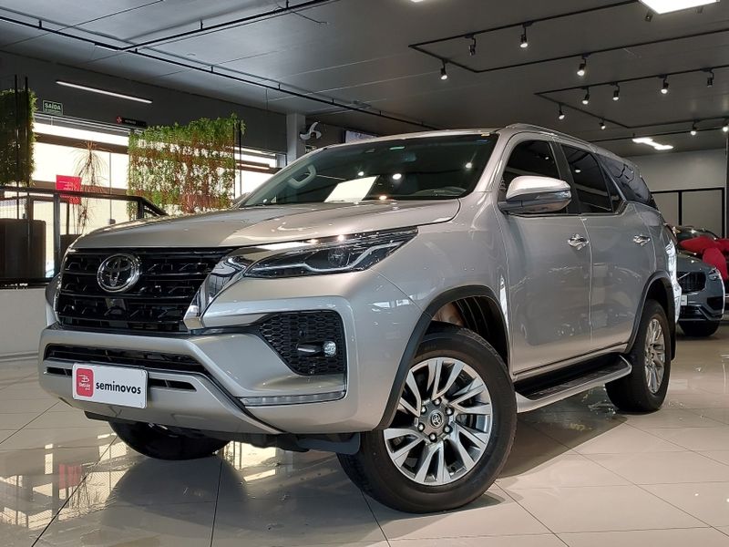 Toyota HILUX SW4 2.8 D-4D TURBO DIESEL SRX 4X4 AUTOMÁTICO 2022/2022 BETIOLO NOVOS E SEMINOVOS LAJEADO / Carros no Vale Toyota HILUX SW4 2.8 D-4D TURBO DIESEL SRX 4X4 AUTOMÁTICO 2022/2022 BETIOLO NOVOS E SEMINOVOS LAJEADO / Carros no Vale