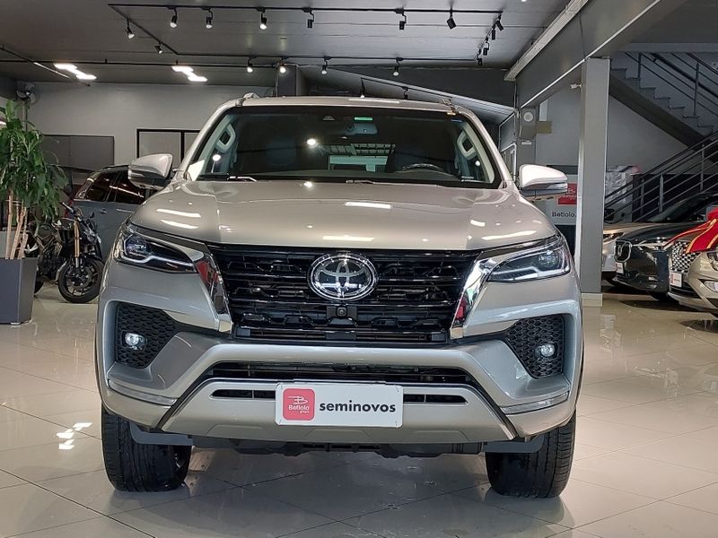 Toyota HILUX SW4 2.8 D-4D TURBO DIESEL SRX 4X4 AUTOMÁTICO 2022/2022 BETIOLO NOVOS E SEMINOVOS LAJEADO / Carros no Vale Toyota HILUX SW4 2.8 D-4D TURBO DIESEL SRX 4X4 AUTOMÁTICO 2022/2022 BETIOLO NOVOS E SEMINOVOS LAJEADO / Carros no Vale