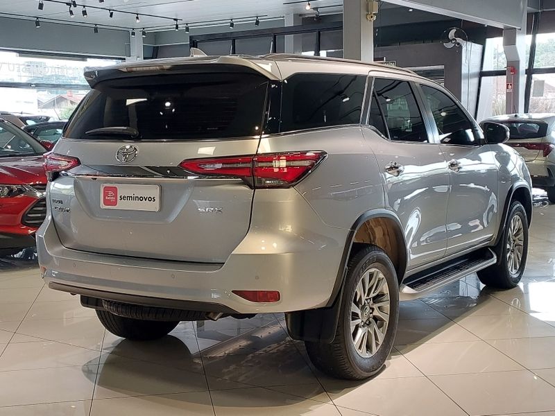 Toyota HILUX SW4 2.8 D-4D TURBO DIESEL SRX 4X4 AUTOMÁTICO 2022/2022 BETIOLO NOVOS E SEMINOVOS LAJEADO / Carros no Vale Toyota HILUX SW4 2.8 D-4D TURBO DIESEL SRX 4X4 AUTOMÁTICO 2022/2022 BETIOLO NOVOS E SEMINOVOS LAJEADO / Carros no Vale