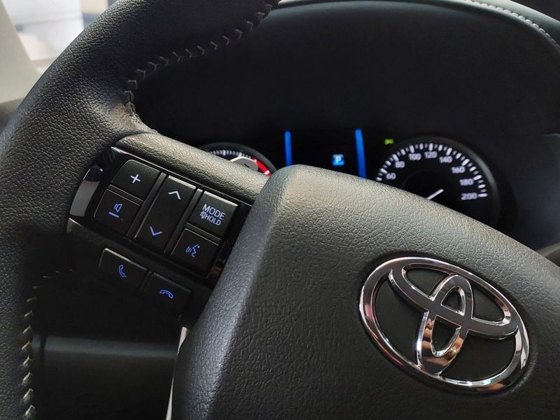 Toyota HILUX SW4 2.8 D-4D TURBO DIESEL SRX PLATINUM 7L 4X4 AUTOMÁTICO 2025/2025 BETIOLO NOVOS E SEMINOVOS LAJEADO / Carros no Vale