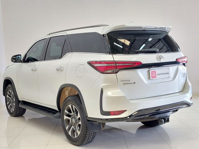 Toyota HILUX SW4 2.8 D-4D TURBO DIESEL SRX PLATINUM 7L 4X4 AUTOMÁTICO 2025/2025 BETIOLO NOVOS E SEMINOVOS LAJEADO / Carros no Vale