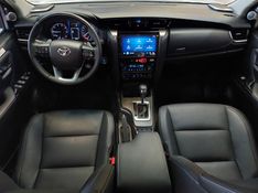 Toyota HILUX SW4 2.8 D-4D TURBO DIESEL SRX PLATINUM 7L 4X4 AUTOMÁTICO 2025/2025 BETIOLO NOVOS E SEMINOVOS LAJEADO / Carros no Vale