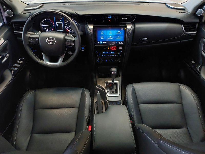 Toyota HILUX SW4 2.8 D-4D TURBO DIESEL SRX PLATINUM 7L 4X4 AUTOMÁTICO 2025/2025 BETIOLO NOVOS E SEMINOVOS LAJEADO / Carros no Vale