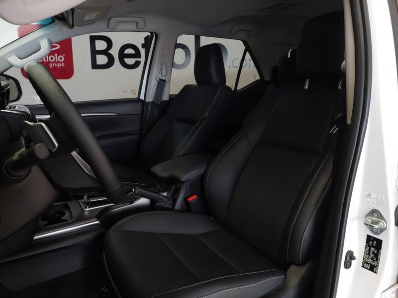 Toyota HILUX SW4 2.8 D-4D TURBO DIESEL SRX PLATINUM 7L 4X4 AUTOMÁTICO 2025/2025 BETIOLO NOVOS E SEMINOVOS LAJEADO / Carros no Vale