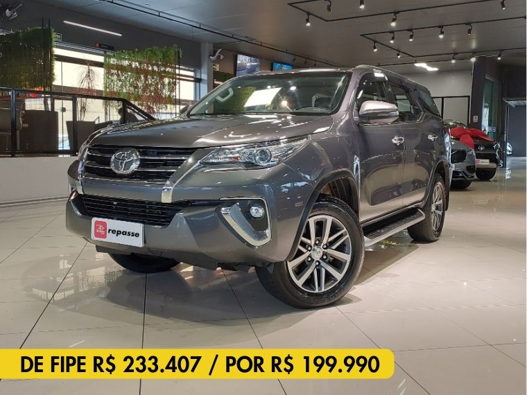 Toyota HILUX SW4 2.8 SRX 4X4 16V TURBO INTERCOOLER DIESEL 4P AUTOMÁTICO 2019/2019 BETIOLO NOVOS E SEMINOVOS LAJEADO / Carros no Vale