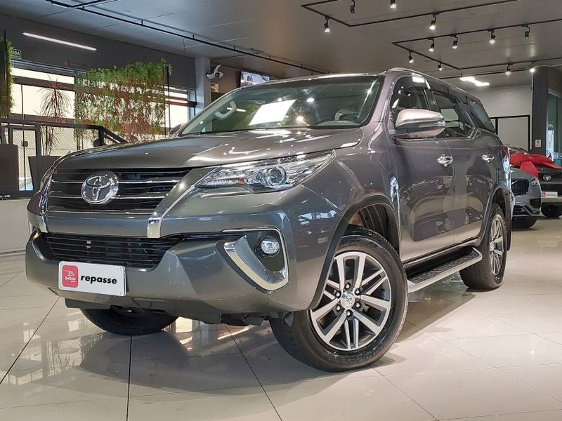 Toyota HILUX SW4 2.8 SRX 4X4 16V TURBO INTERCOOLER DIESEL 4P AUTOMÁTICO 2019/2019 BETIOLO NOVOS E SEMINOVOS LAJEADO / Carros no Vale