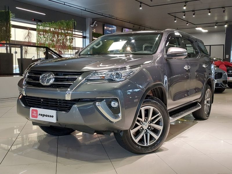 Toyota HILUX SW4 2.8 SRX 4X4 16V TURBO INTERCOOLER DIESEL 4P AUTOMÁTICO 2019/2019 BETIOLO NOVOS E SEMINOVOS LAJEADO / Carros no Vale