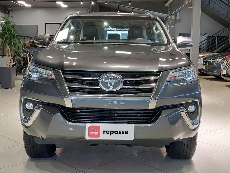 Toyota HILUX SW4 2.8 SRX 4X4 16V TURBO INTERCOOLER DIESEL 4P AUTOMÁTICO 2019/2019 BETIOLO NOVOS E SEMINOVOS LAJEADO / Carros no Vale