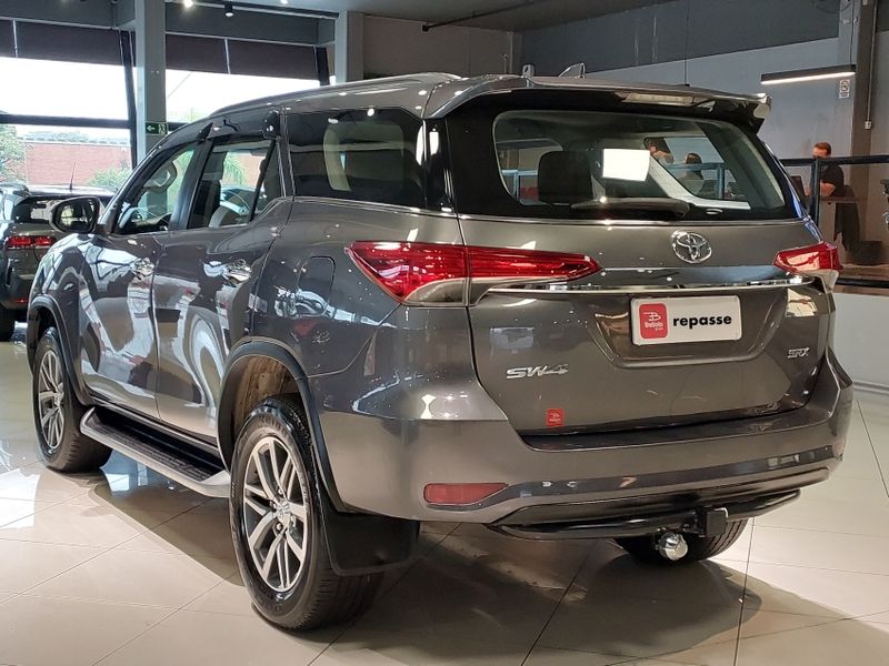 Toyota HILUX SW4 2.8 SRX 4X4 16V TURBO INTERCOOLER DIESEL 4P AUTOMÁTICO 2019/2019 BETIOLO NOVOS E SEMINOVOS LAJEADO / Carros no Vale