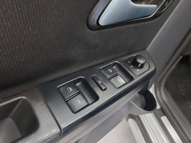 Volkswagen CROSSFOX 1.6 MI FLEX 8V 4P MANUAL 2011/2011 BETIOLO NOVOS E SEMINOVOS LAJEADO / Carros no Vale Volkswagen CROSSFOX 1.6 MI FLEX 8V 4P MANUAL 2011/2011 BETIOLO NOVOS E SEMINOVOS LAJEADO / Carros no Vale