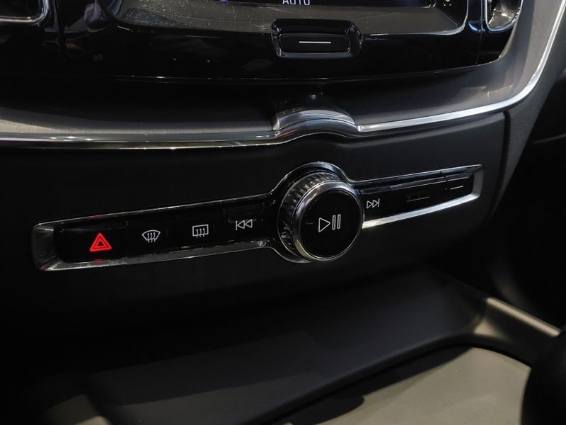 Volvo XC60 2.0 T5 GASOLINA MOMENTUM AWD GEARTRONIC 2017/2018 BETIOLO NOVOS E SEMINOVOS LAJEADO / Carros no Vale